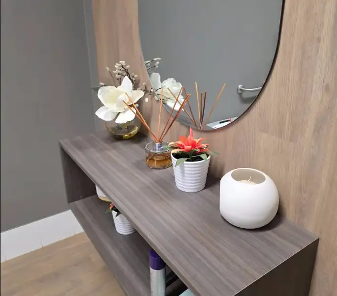 Reception table with plants and a mirror
